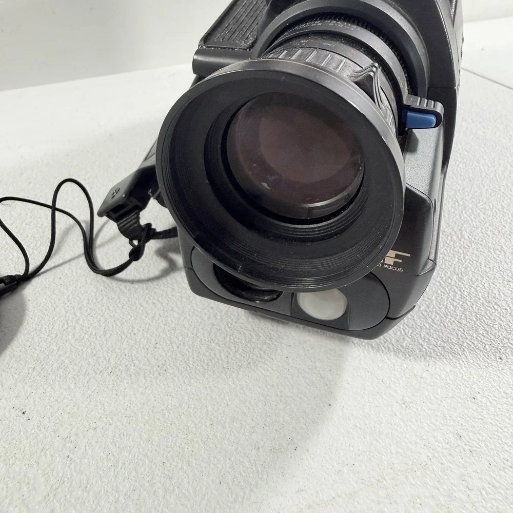 JVC GR-S70U Super VHS-C Video Movie Camcorder Vintage POWERS ON AS IS READ‎